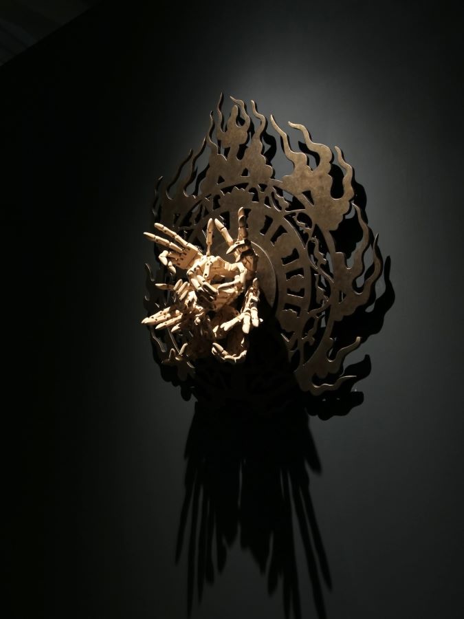 作品《無明》取佛教中不動明王的意象,象徵以充滿智慧的火焰焚燒困難與障礙,展現在困境中追尋自我的心境。(圖片來源:《生活工藝誌》第十二期) 作品《無明》取佛教中不動明王的意象,象徵以充滿智慧的火焰焚燒困難與障礙,展現在困境中追尋自我的心境。(圖片來源:《生活工藝誌》第十二期)