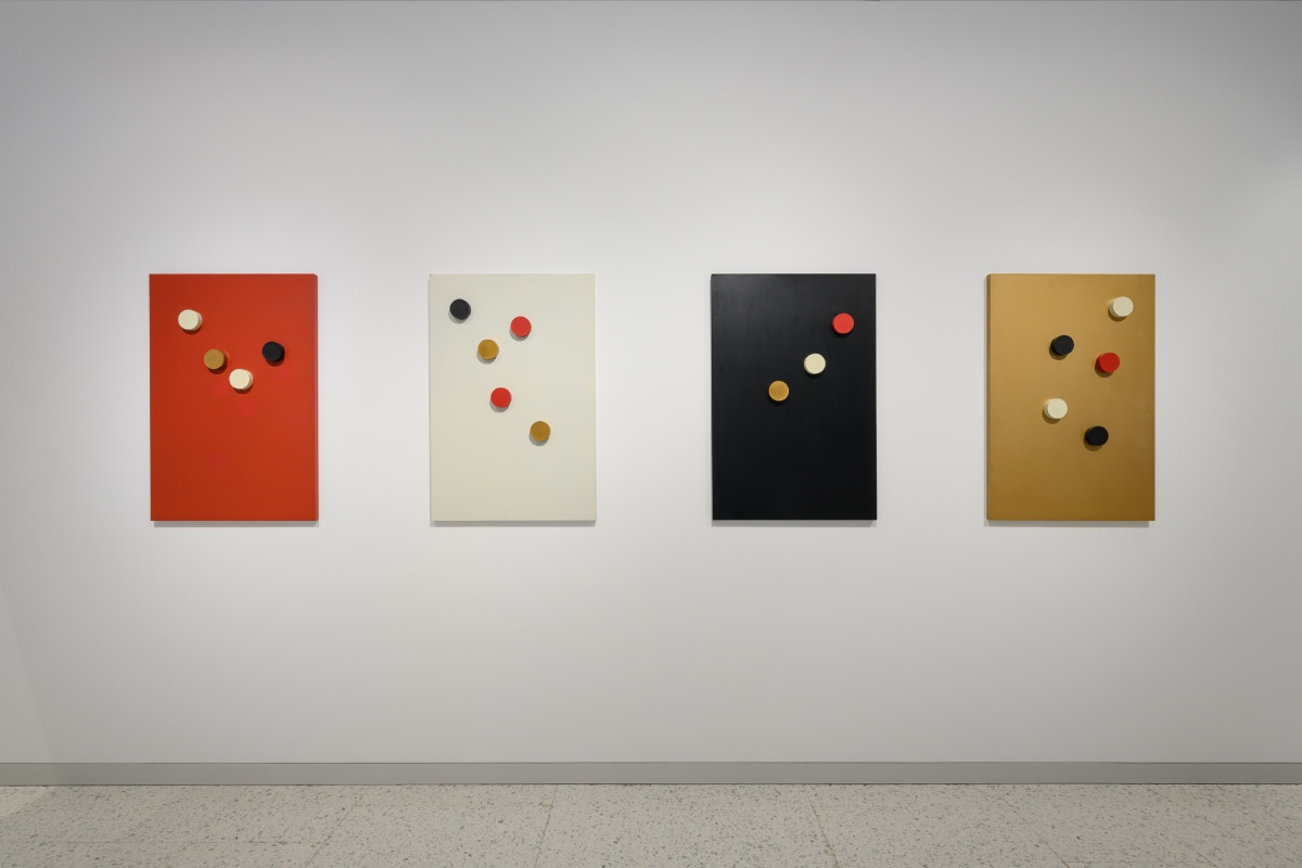 同為展品〈Cosmic Point Multiples〉,李元佳創作於1968年;此時「點」正作為標誌性概念蓬勃發展。(圖片提供:文心藝所) 同為展品〈Cosmic Point Multiples〉,李元佳創作於1968年;此時「點」正作為標誌性概念蓬勃發展。(圖片提供:文心藝所)
