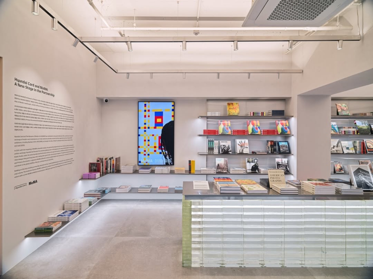 MoMA書店淺灰色調的書籍大廳搭配金屬書架,營造出沉穩的氣息。(圖片來源:Hyundai Card) MoMA書店淺灰色調的書籍大廳搭配金屬書架,營造出沉穩的氣息。(圖片來源:Hyundai Card)