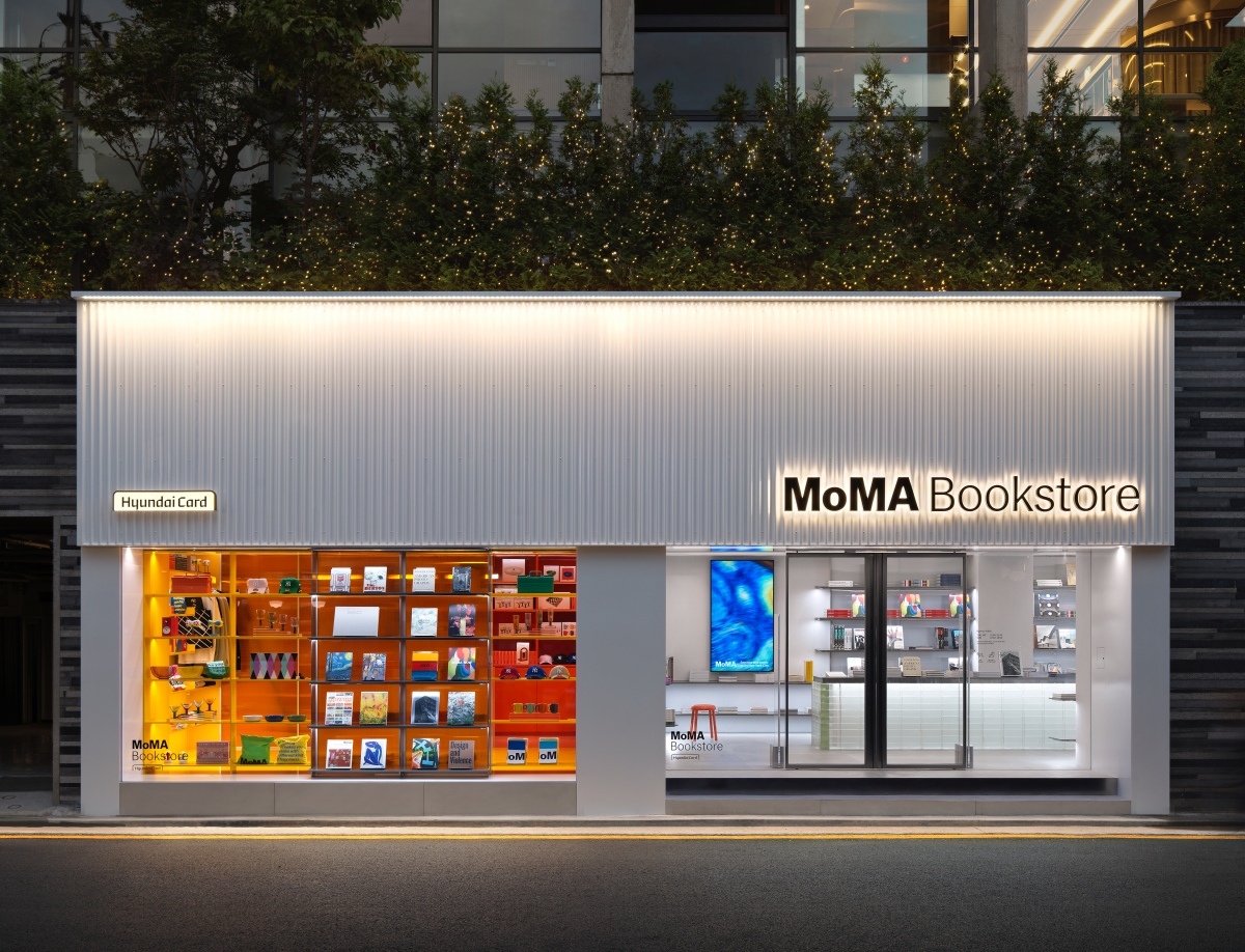 2025年9月開幕的MoMA Bookstore,展現了Hyundai Card與MoMA近 20 年來富有成果的合作關係。(圖片來源:Hyundai Card) 2025年9月開幕的MoMA Bookstore,展現了Hyundai Card與MoMA近 20 年來富有成果的合作關係。(圖片來源:Hyundai Card)