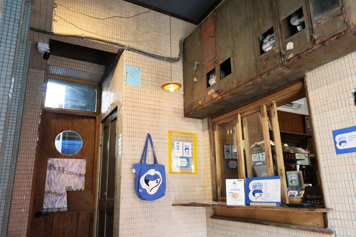 刻意在店內留下生鏽的電錶箱、老式撥鈕開關等時間的痕跡,讓coffee pantry 加入復古但又現代的新鮮感。(圖片來源:《生活工藝誌》第十二期) 刻意在店內留下生鏽的電錶箱、老式撥鈕開關等時間的痕跡,讓coffee pantry 加入復古但又現代的新鮮感。(圖片來源:《生活工藝誌》第十二期)