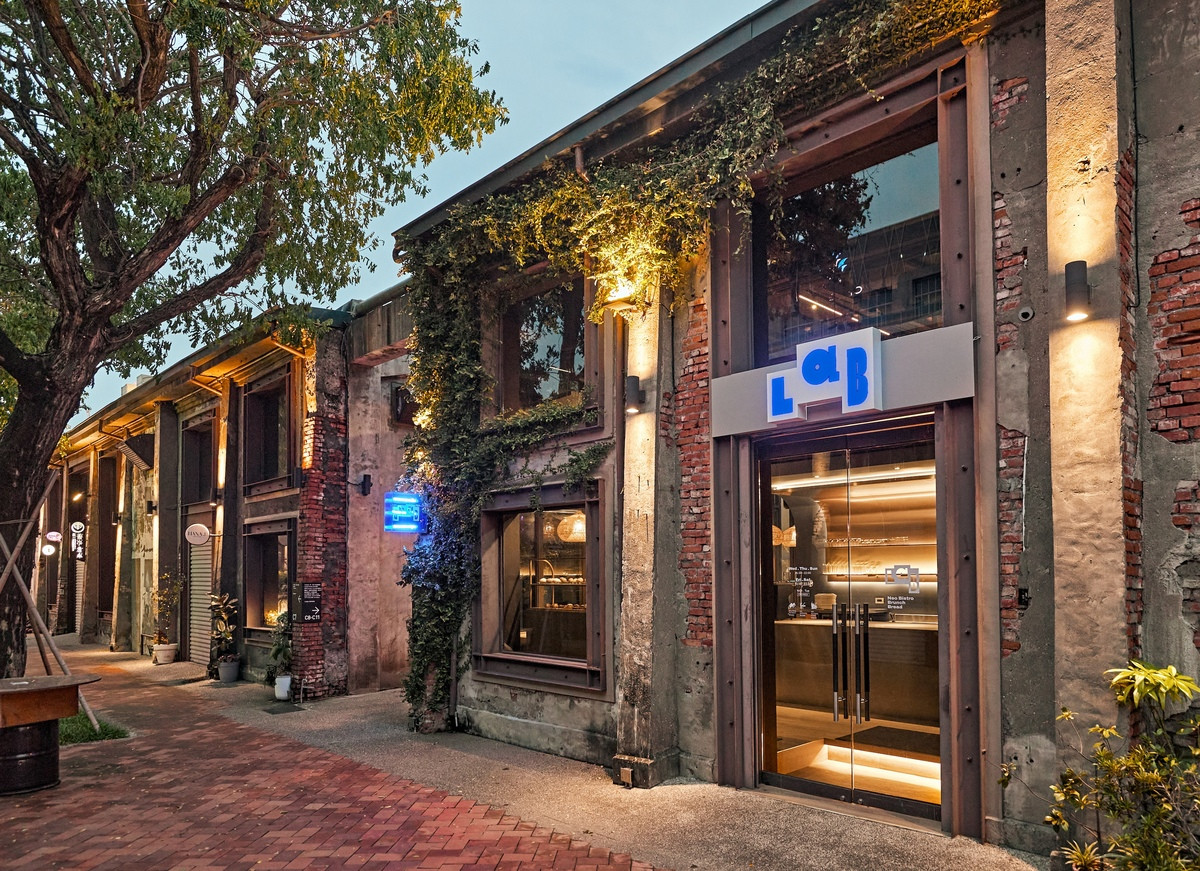 高雄駁二「LAB PIER2」新派餐酒館！羊膝刈包、酪乳炸雞必點