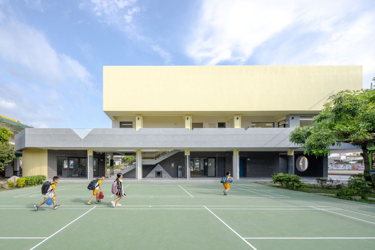 「黃」在住宅、店鋪或公共建設中雖非慣常用色,然作為幼兒園建築主色之外的第二色彩,卻與天空、操場(或草地)構成童話般的視覺平衡。(圖片提供:office aaa/攝影:趙宇晨) 「黃」在住宅、店鋪或公共建設中雖非慣常用色,然作為幼兒園建築主色之外的第二色彩,卻與天空、操場(或草地)構成童話般的視覺平衡。(圖片提供:office aaa/攝影:趙宇晨)