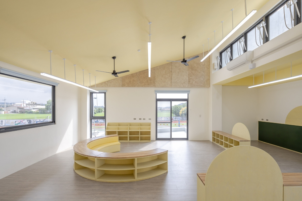 內裝延續外觀,多選用鵝黃色木質櫃體。(圖片提供:office aaa/攝影:趙宇晨) 內裝延續外觀,多選用鵝黃色木質櫃體。(圖片提供:office aaa/攝影:趙宇晨)