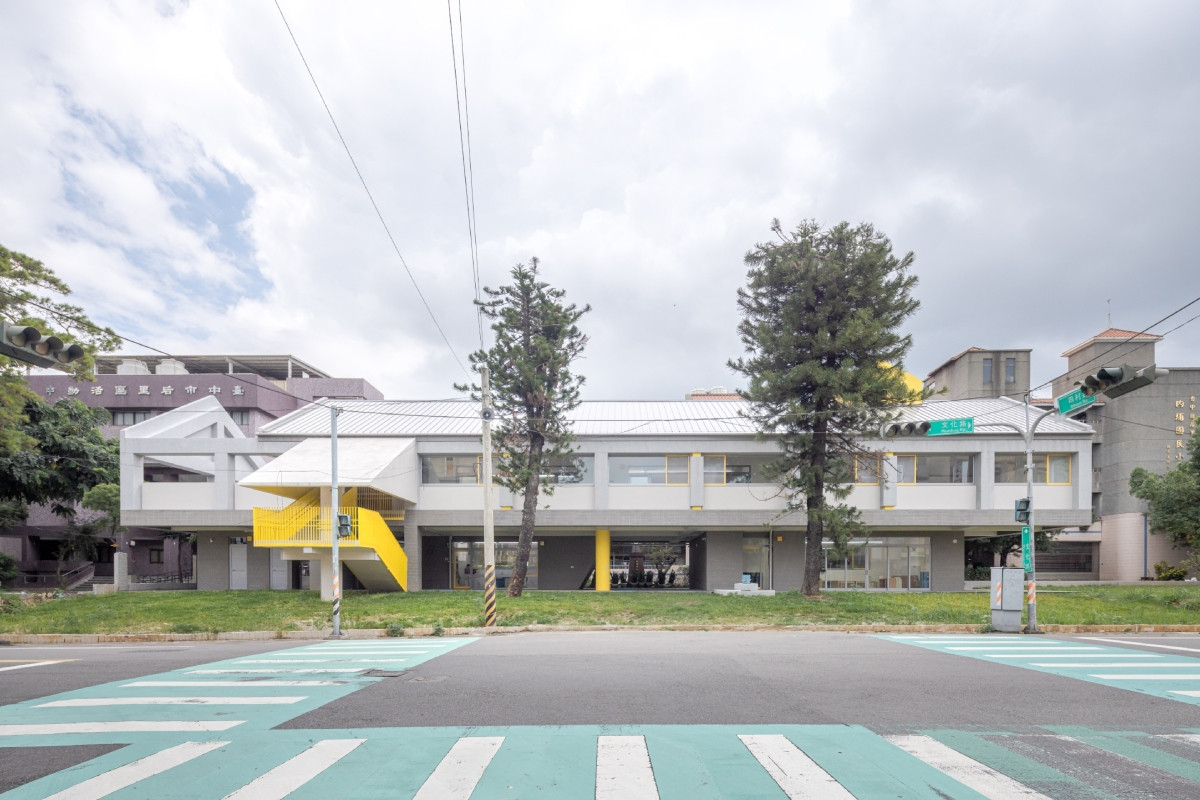 內埔國小幼兒園緊鄰T字路口而建,故特別於前側退縮。(圖片提供:office aaa/攝影:趙宇晨) 內埔國小幼兒園緊鄰T字路口而建,故特別於前側退縮。(圖片提供:office aaa/攝影:趙宇晨)