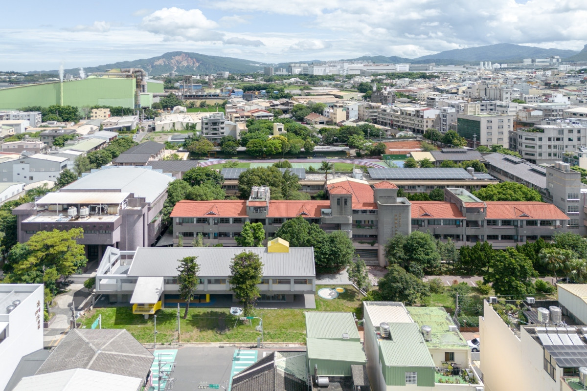 俯瞰即能發現其「懸空感」實為1樓退縮所致的錯視。(圖片提供:office aaa/攝影:趙宇晨) 俯瞰即能發現其「懸空感」實為1樓退縮所致的錯視。(圖片提供:office aaa/攝影:趙宇晨)