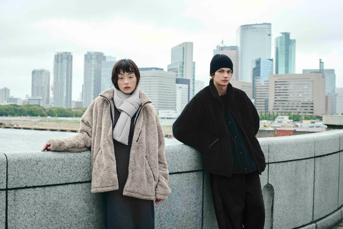 形象視覺同時彰顯Uniqlo、Needles兩品牌調性,由2款外套、1款長褲搭配營造鬆弛時髦感。(圖片提供:Uniqlo) 形象視覺同時彰顯Uniqlo、Needles兩品牌調性,由2款外套、1款長褲搭配營造鬆弛時髦感。(圖片提供:Uniqlo)