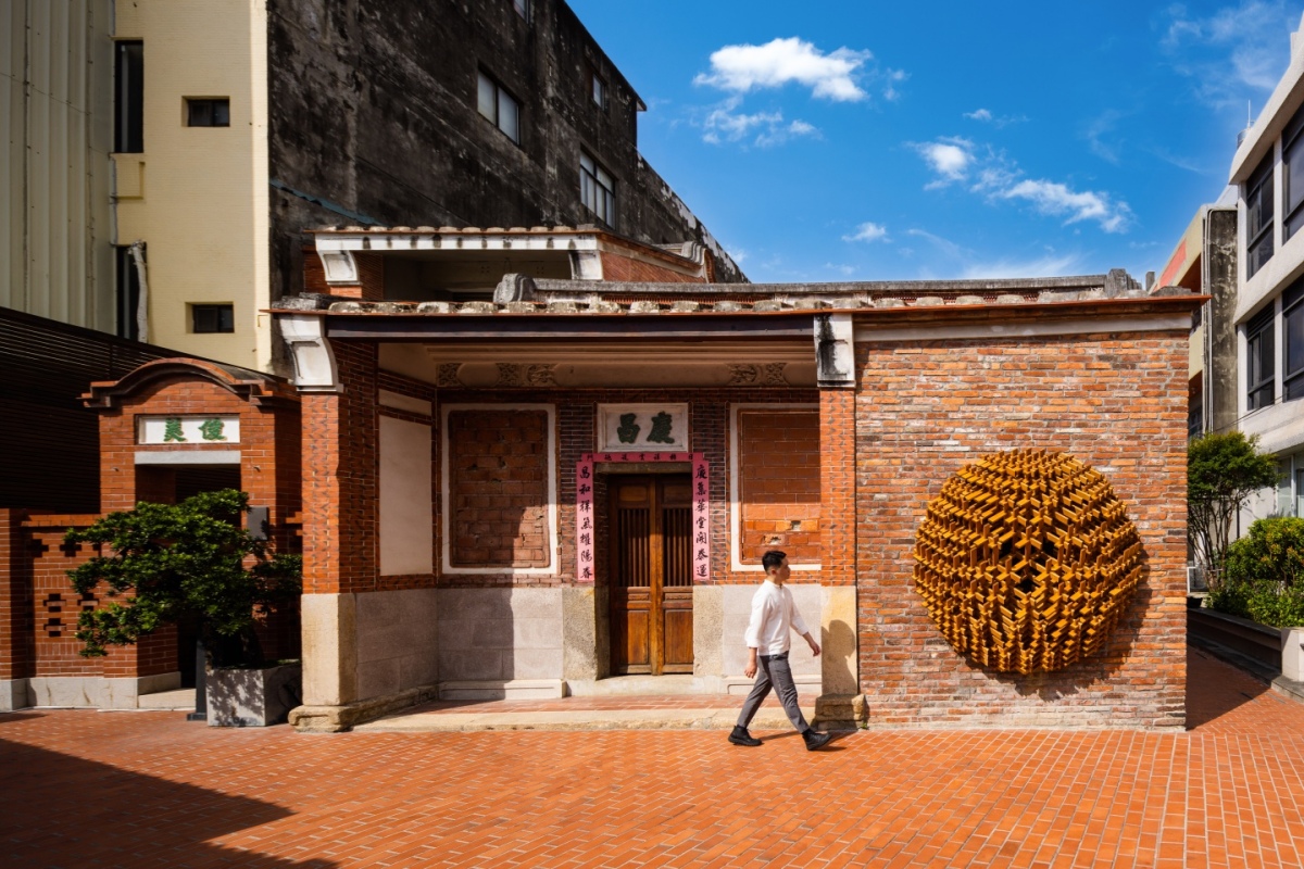 〈魯班月〉為范承宗的《魯班》系列之一,2022彰化走讀藝術節展出於牆壁上。(攝影:定影影像) 〈魯班月〉為范承宗的《魯班》系列之一,2022彰化走讀藝術節展出於牆壁上。(攝影:定影影像)