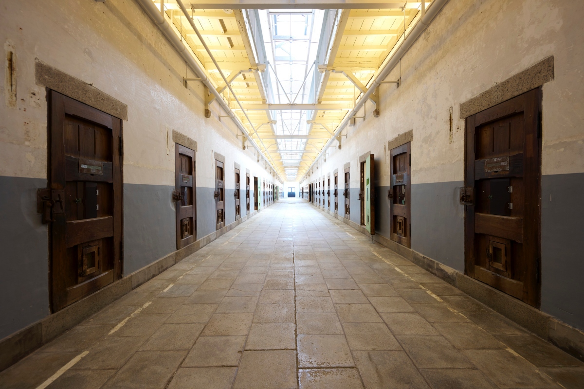 博物館規劃的「保存區」內，完整保留了由 96 間獨居房組成的「第三棟宿舍」。（圖片提供：星野集團）