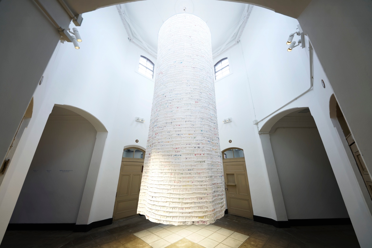 C棟展示作品《縫製心聲》／西尾美也： 將受刑人留下的「詩」透過200多位市民之手化為刺繡，布料上刻畫的心靈之聲層層堆疊，環繞著觀者 。（圖片提供：星野集團）