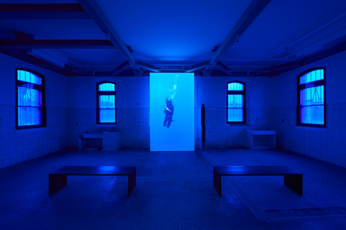 C棟展示作品《將祈禱融入海中》／KYUN-CHOME： 由Honnmaeri與Nabuchi組成的藝術團體。深化對「業」、「罪與罰」的思索，將過去的醫務室營造成充滿靜謐祈禱的時空。（圖片提供：星野集團）