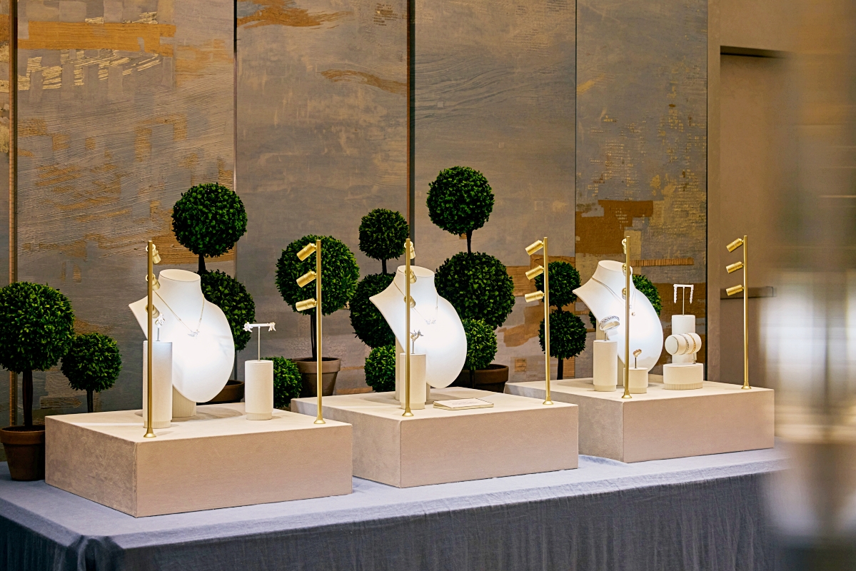 Tiffany 101旗鑑店內展示全新Bird on a Rock by Tiffany 石上鳥珠寶系列新品。(圖片提供:Tiffany & Co. ) Tiffany 101旗鑑店內展示全新Bird on a Rock by Tiffany 石上鳥珠寶系列新品。(圖片提供:Tiffany & Co. )