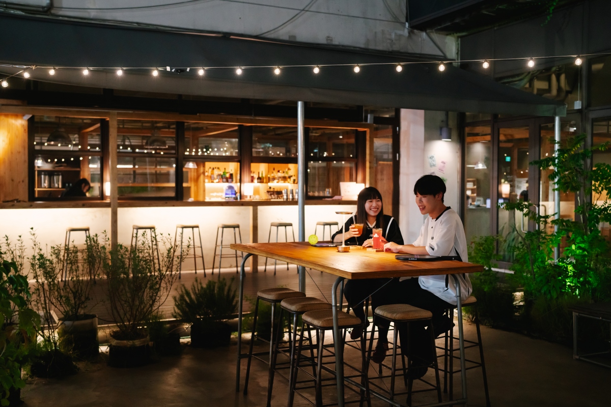 球場也與「Star Café 誠星天臺小酒館」合作,結合微醺小酌的體驗服務。(圖片提供:勤美草悟) 球場也與「Star Café 誠星天臺小酒館」合作,結合微醺小酌的體驗服務。(圖片提供:勤美草悟)