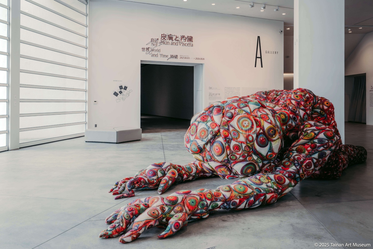 臺南市美術館推出「皮膚と內臓-自己、世界、時間」展,大廳放置著藝術家山下茜里《渴望光明》。(圖片提供:南美館) 臺南市美術館推出「皮膚と內臓-自己、世界、時間」展,大廳放置著藝術家山下茜里《渴望光明》。(圖片提供:南美館)