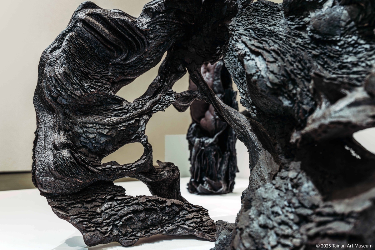 藝術家留守玲用金屬熔接與熔斷技法進行創作。(圖片提供:南美館) 藝術家留守玲用金屬熔接與熔斷技法進行創作。(圖片提供:南美館)