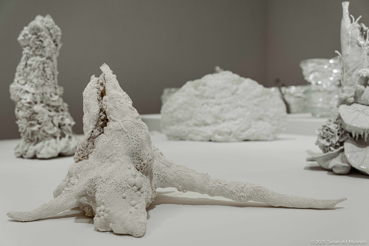 藝術家佐合道子用瓷土創作(圖片提供:南美館) 藝術家佐合道子用瓷土創作(圖片提供:南美館)