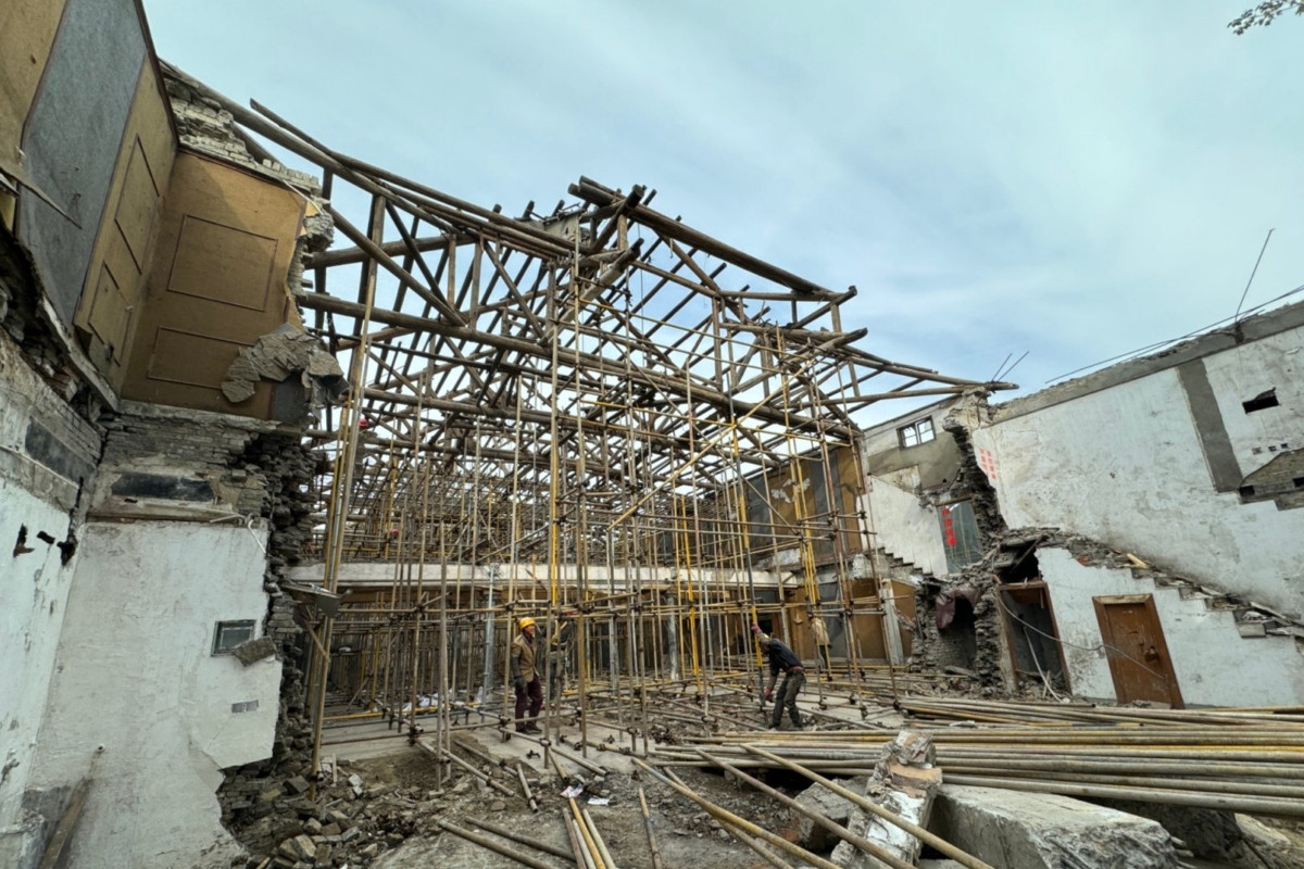 蘇北電影院之於揚州有熊酒店日後成為「地域文化傳承載體」尤其關鍵,在改造過程中保留其原有屋頂木結構並重新演繹為酒店大廳。(圖片提供:B.L.U.E. Architecture Studio) 蘇北電影院之於揚州有熊酒店日後成為「地域文化傳承載體」尤其關鍵,在改造過程中保留其原有屋頂木結構並重新演繹為酒店大廳。(圖片提供:B.L.U.E. Architecture Studio)