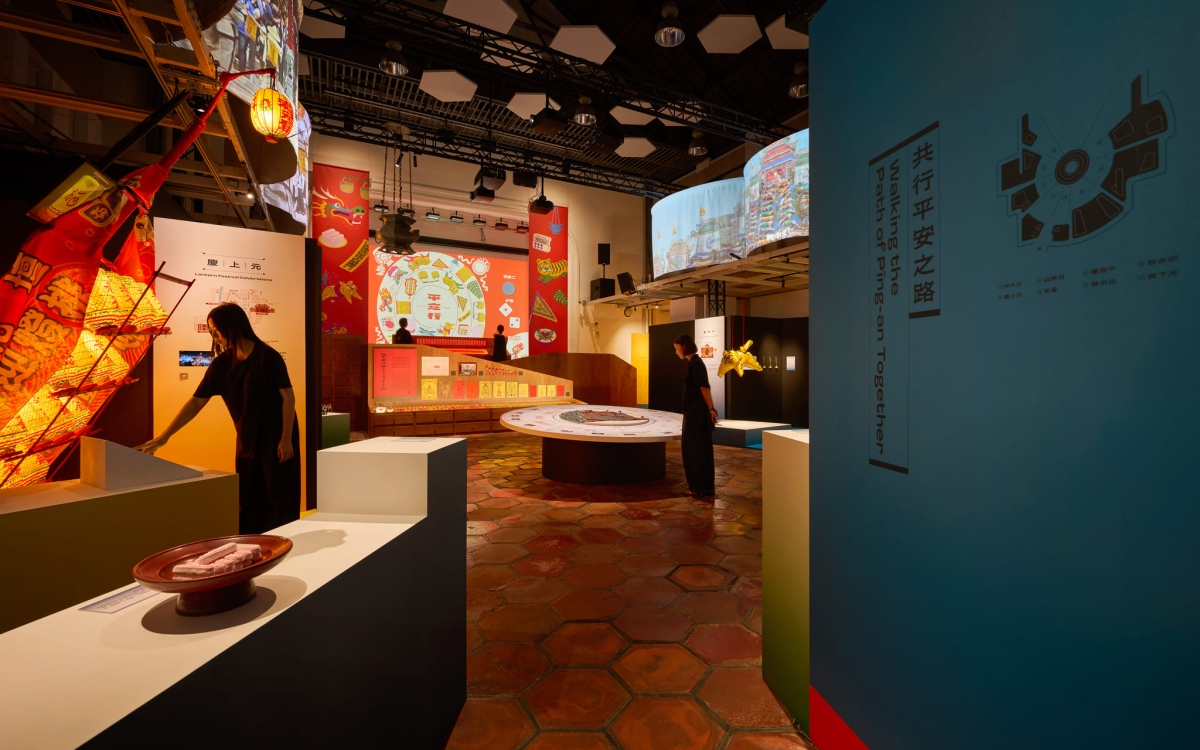 「2025台灣設計展」展區「平安行 Path of Pîng-an」邀請觀眾展開平安之行,以心意為引,厚禮為獻,成為守候平安的行家。(圖片提供|三分之三設計、攝影|白儀芳) 「2025台灣設計展」展區「平安行 Path of Pîng-an」邀請觀眾展開平安之行,以心意為引,厚禮為獻,成為守候平安的行家。(圖片提供|三分之三設計、攝影|白儀芳)