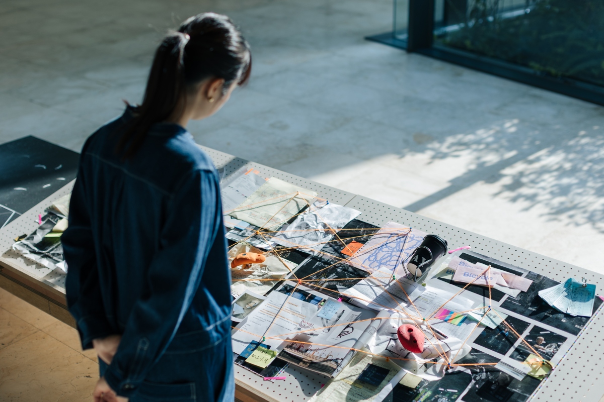 1F-3F過道八角產業線索牆（圖片提供：中間研究室）