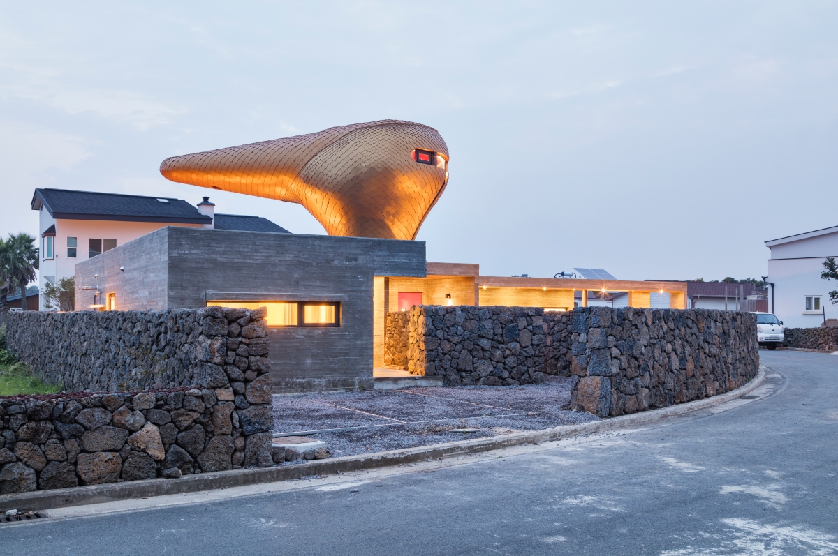 濟州島上的「Wind House」被人們暱稱為「太空鴨」,上方金色建體源自女性被風吹拂的輪廓,底下住屋則如同在地傳統家宅低伏於地。(攝影:Namgoong Sun,圖片提供:Moonbalsso) 濟州島上的「Wind House」被人們暱稱為「太空鴨」,上方金色建體源自女性被風吹拂的輪廓,底下住屋則如同在地傳統家宅低伏於地。(攝影:Namgoong Sun,圖片提供:Moonbalsso)