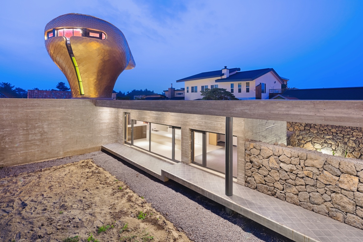 「Wind House」底下住屋實際是非常濟州島在地傳統家宅的設計語彙。(攝影:Namgoong Sun,圖片提供:Moonbalsso) 「Wind House」底下住屋實際是非常濟州島在地傳統家宅的設計語彙。(攝影:Namgoong Sun,圖片提供:Moonbalsso)