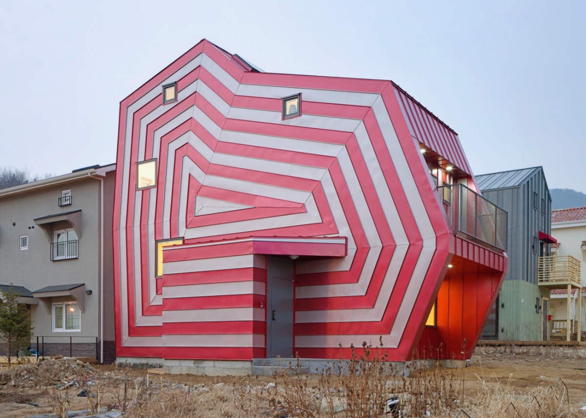 「Lollipop House」(2011)立面讓人聯想到棒棒糖,裡面隱藏著7層的生活空間。(攝影:Namgoong Sun,圖片提供:Moonbalsso) 「Lollipop House」(2011)立面讓人聯想到棒棒糖,裡面隱藏著7層的生活空間。(攝影:Namgoong Sun,圖片提供:Moonbalsso)