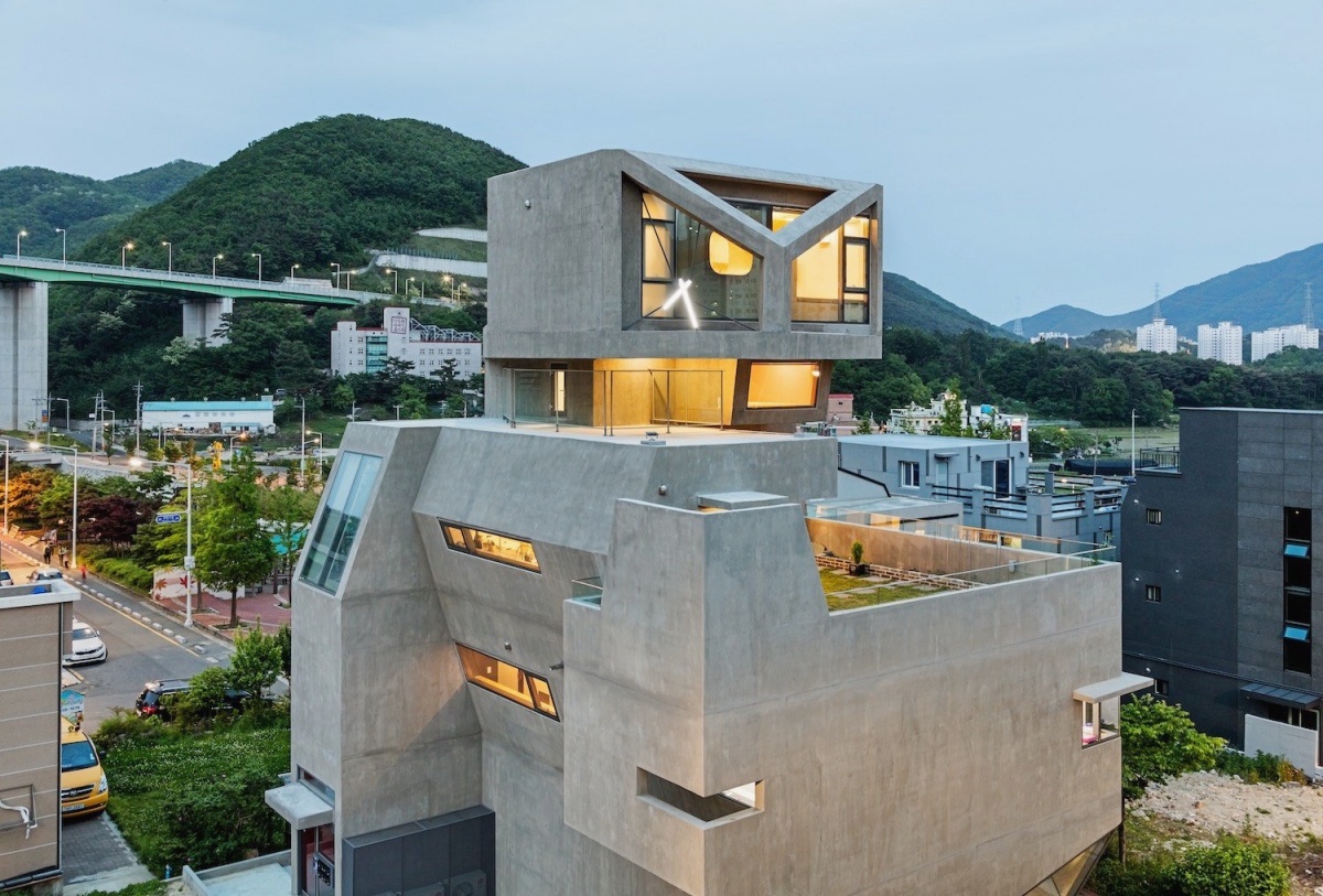 「Busan Times」(2016)的屋主是受到Moon Hoon的畫作吸引而委託他設計造型奇趣的家宅。(攝影:Kyungsub Shin,圖片提供:Moonbalsso) 「Busan Times」(2016)的屋主是受到Moon Hoon的畫作吸引而委託他設計造型奇趣的家宅。(攝影:Kyungsub Shin,圖片提供:Moonbalsso)