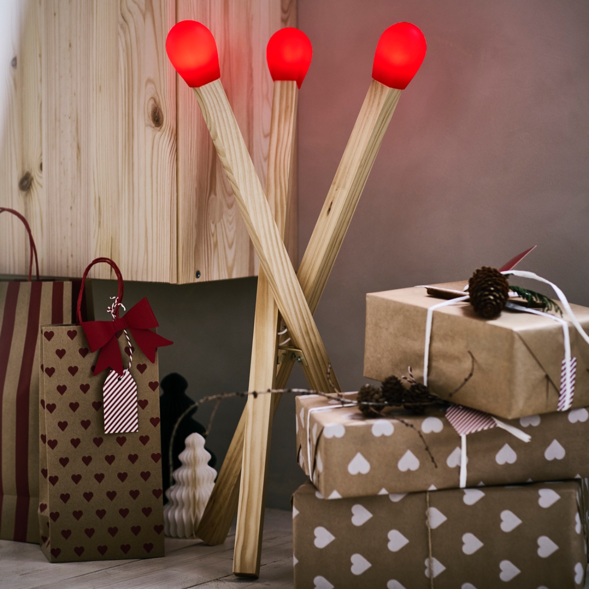 STRÅLA LED落地燈 火柴形 木質 799元(圖片提供:IKEA) STRÅLA LED落地燈 火柴形 木質 799元(圖片提供:IKEA)