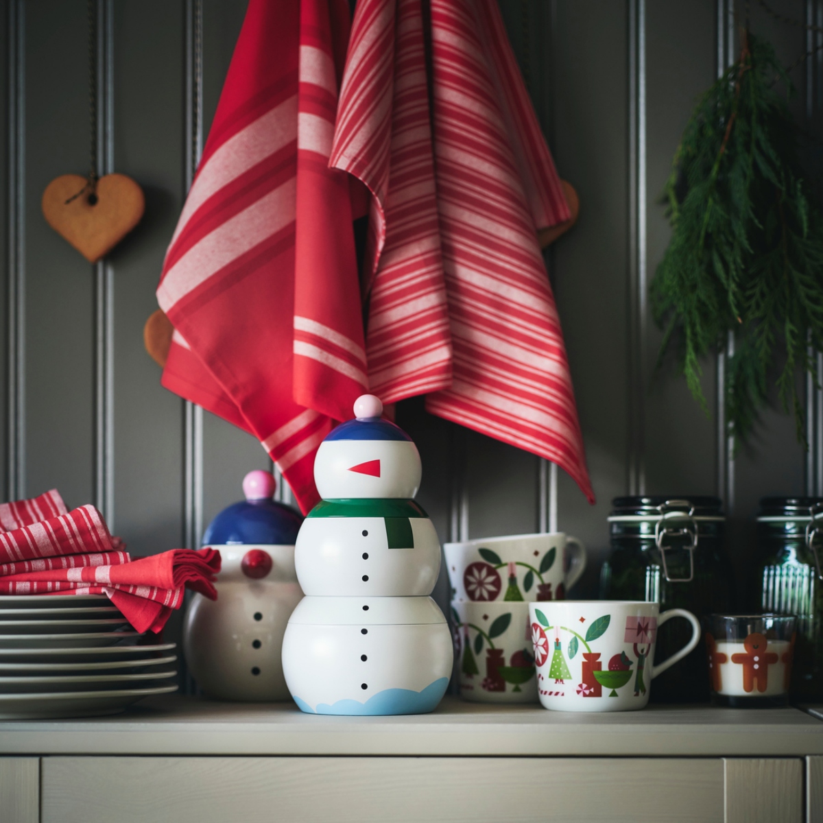 VINTERFINT 雪人附蓋萬用罐 249元(圖片提供:IKEA) VINTERFINT 雪人附蓋萬用罐 249元(圖片提供:IKEA)
