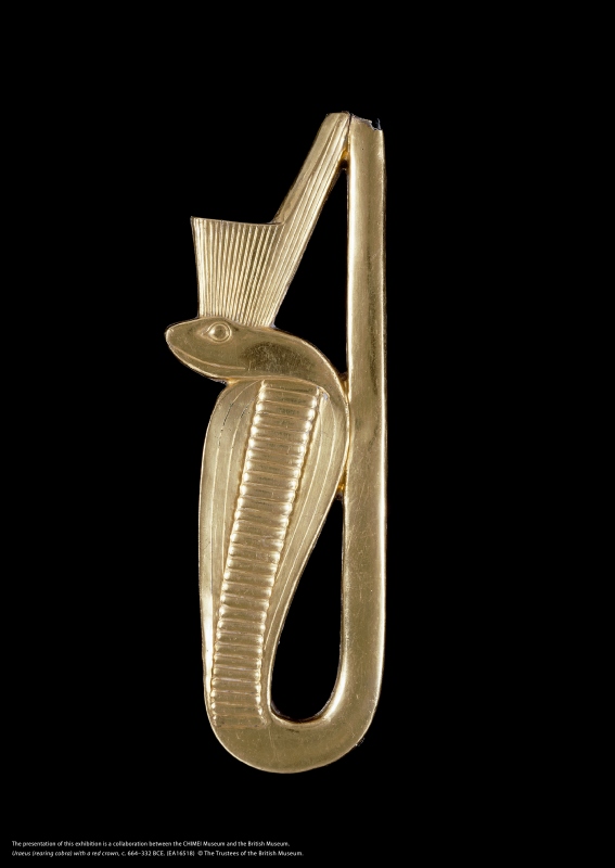 「聖蛇」(Uraeus,昂首眼鏡蛇)常裝飾於法老的額頭上,象徵保護與威懾之力。紅冠聖蛇飾,約西元前664–332年。(EA16518)(圖片版權:大英博物館理事會) 「聖蛇」(Uraeus,昂首眼鏡蛇)常裝飾於法老的額頭上,象徵保護與威懾之力。紅冠聖蛇飾,約西元前664–332年。(EA16518)(圖片版權:大英博物館理事會)
