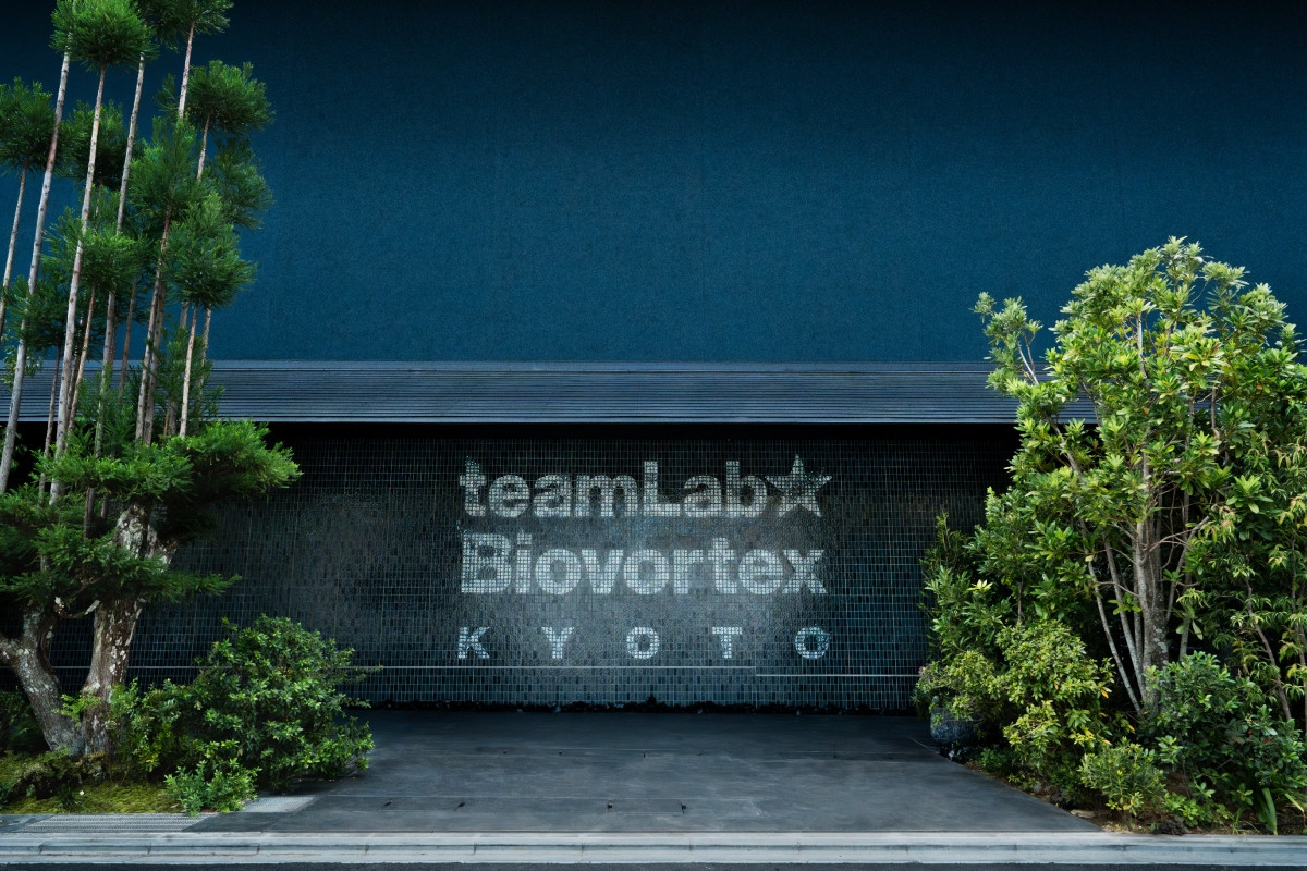 「teamLab Biovortex Kyoto」選址京都車站附近街區建館。(圖片提供:teamLab Biovortex Kyoto, Kyoto © teamLab) 「teamLab Biovortex Kyoto」選址京都車站附近街區建館。(圖片提供:teamLab Biovortex Kyoto, Kyoto © teamLab)