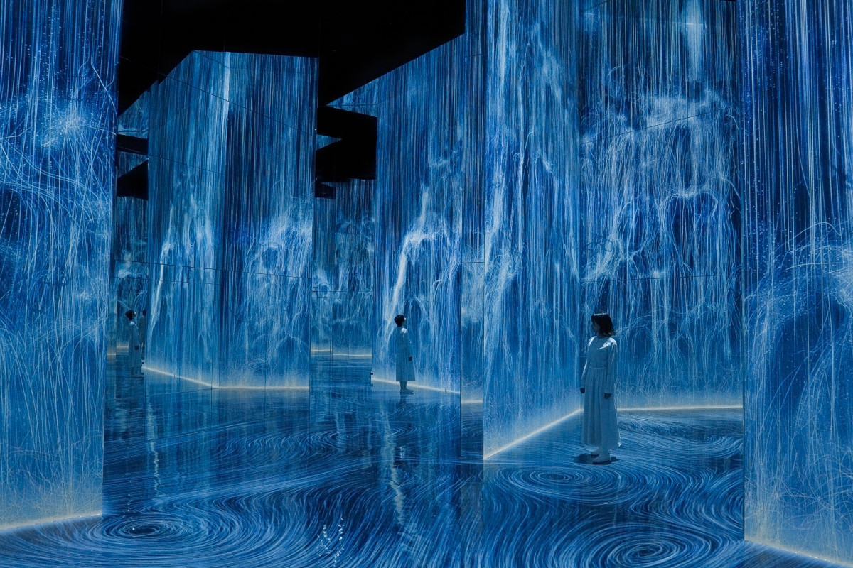 10,000平方米展場藏超過50作,且部分展區有作品的輪替,不同時間行經同一處,可能欣賞到不同作品;圖為《Universe of Water Particles/憑依する滝》。(圖片提供:teamLab Biovortex Kyoto, Kyoto © teamLab) 10,000平方米展場藏超過50作,且部分展區有作品的輪替,不同時間行經同一處,可能欣賞到不同作品;圖為《Universe of Water Particles/憑依する滝》。(圖片提供:teamLab Biovortex Kyoto, Kyoto © teamLab)