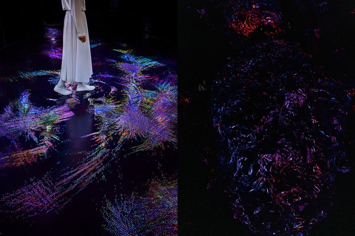 仰頭、低頭,純觀賞或加入互動,「teamLab Biovortex Kyoto」如一座立體迷宮般隨處是驚喜;左為《Living Crystallized Light/生命は結晶化したうごめく光》、右為《Levitation with Satellite》。(圖片提供:teamLab Biovortex Kyoto, Kyoto © teamLab) 仰頭、低頭,純觀賞或加入互動,「teamLab Biovortex Kyoto」如一座立體迷宮般隨處是驚喜;左為《Living Crystallized Light/生命は結晶化したうごめく光》、右為《Levitation with Satellite》。(圖片提供:teamLab Biovortex Kyoto, Kyoto © teamLab)