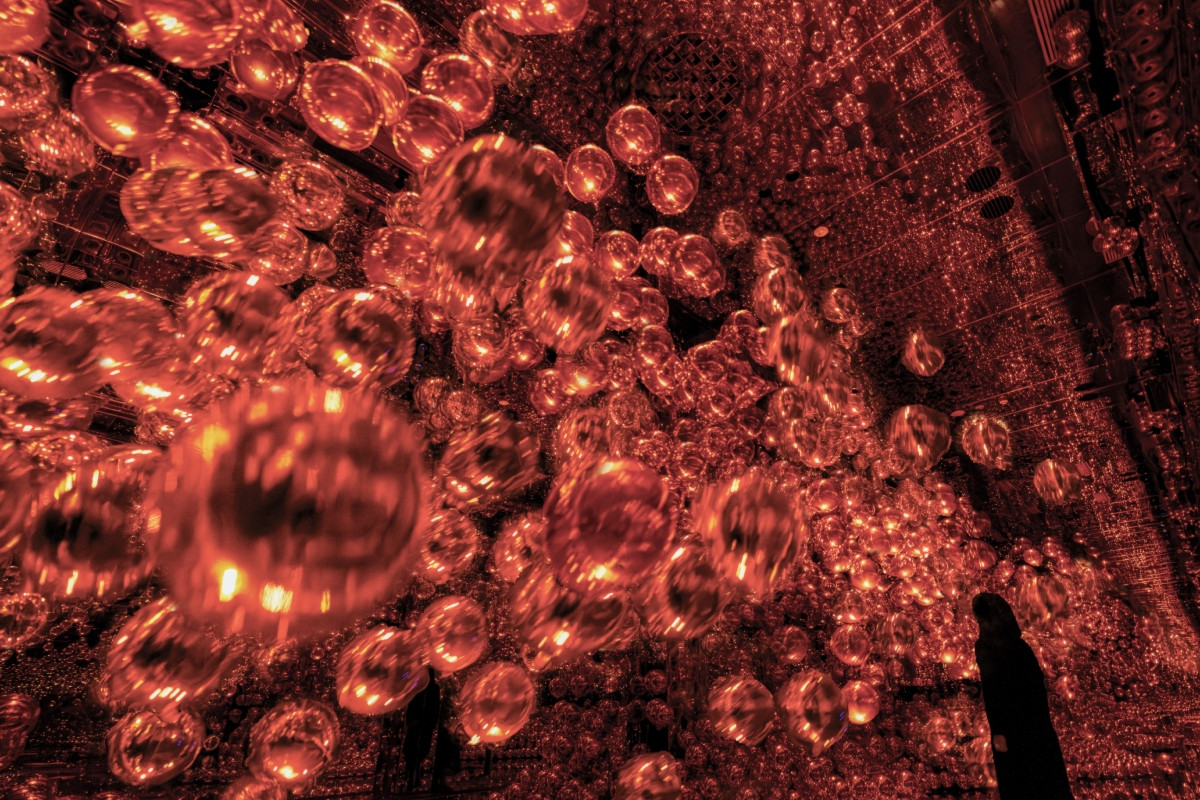 《Morphing Continuum/変容する連続体》橫向捲動形成水平雕塑狀態。(圖片提供:teamLab Biovortex Kyoto, Kyoto © teamLab) 《Morphing Continuum/変容する連続体》橫向捲動形成水平雕塑狀態。(圖片提供:teamLab Biovortex Kyoto, Kyoto © teamLab)