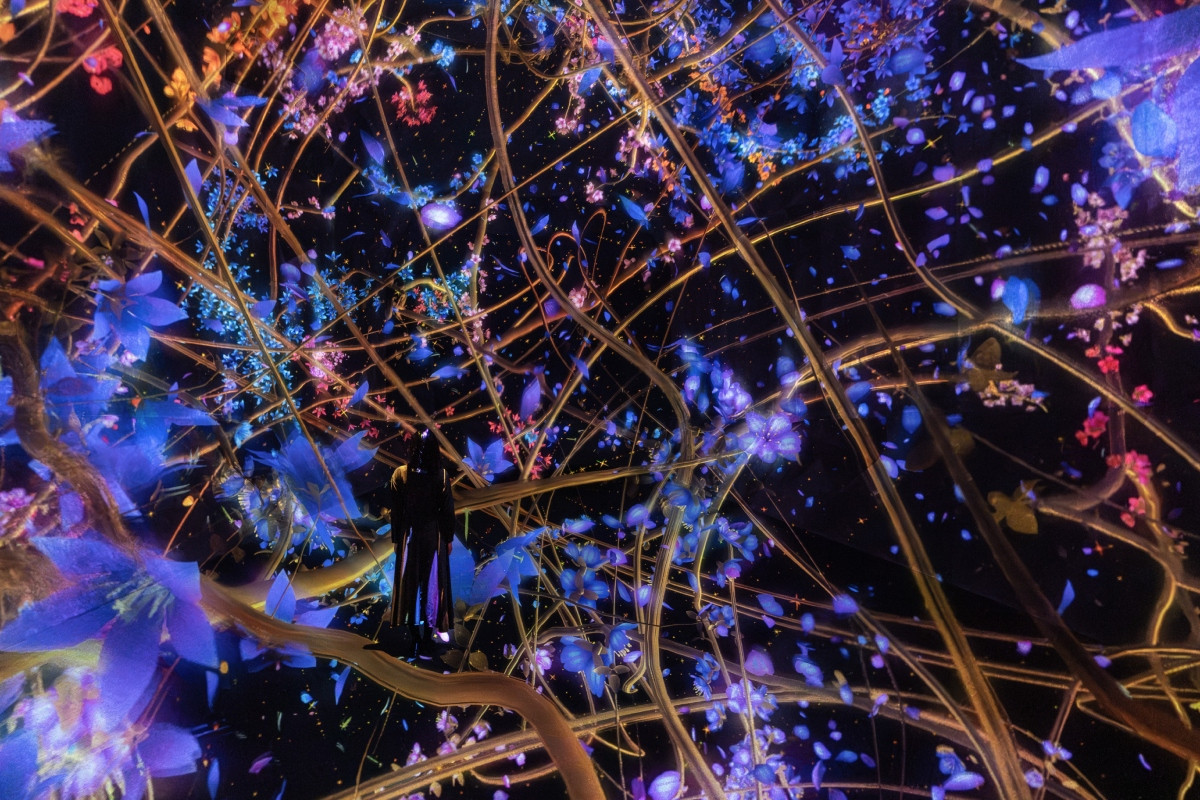 靠牆觀賞可避免眩暈,且視野最佳。(圖片提供:teamLab Biovortex Kyoto, Kyoto © teamLab) 靠牆觀賞可避免眩暈,且視野最佳。(圖片提供:teamLab Biovortex Kyoto, Kyoto © teamLab)