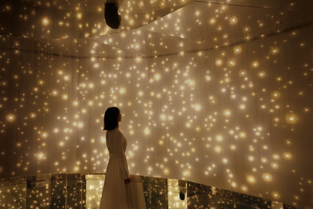 《Massless Suns and Dark Suns/質量のない太陽と闇の太陽》。(圖片提供:teamLab Biovortex Kyoto, Kyoto © teamLab) 《Massless Suns and Dark Suns/質量のない太陽と闇の太陽》。(圖片提供:teamLab Biovortex Kyoto, Kyoto © teamLab)
