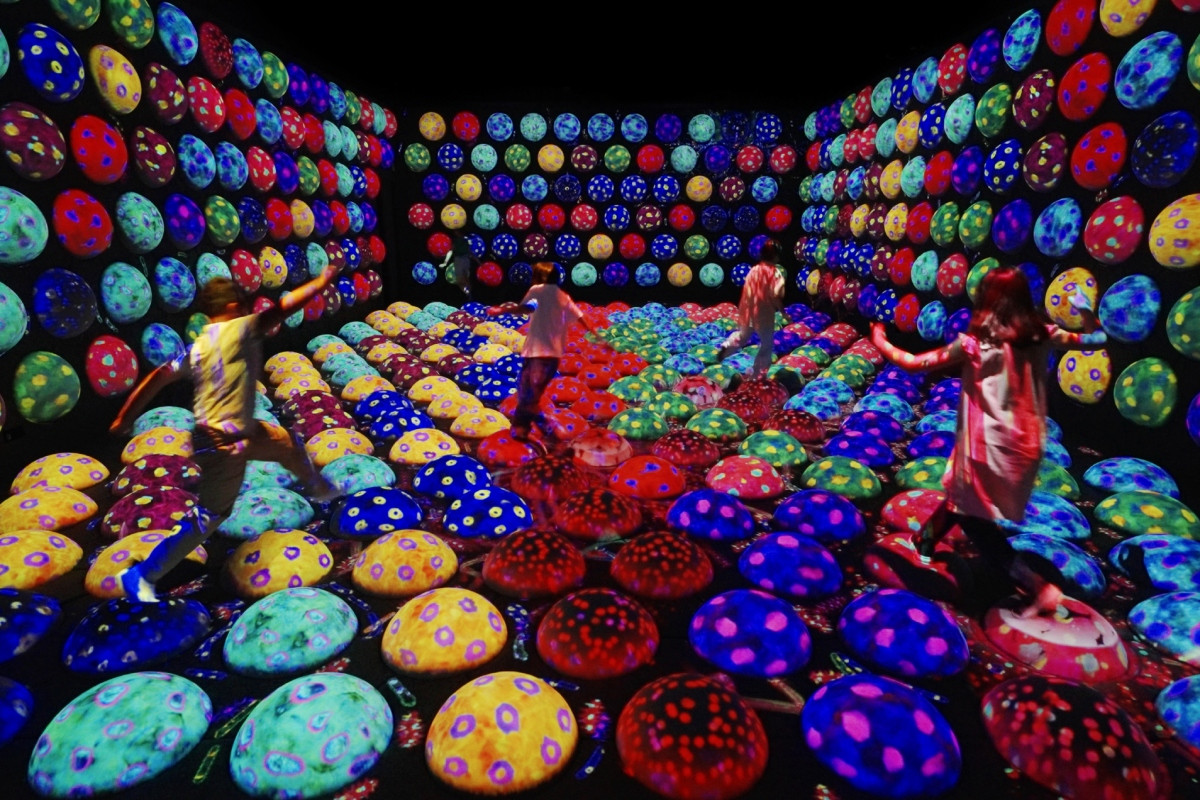 《Rapidly Rotating Bouncing Spheres in the Caterpillar House/あおむしハウスの高速回転跳ね球》。(圖片提供:teamLab Biovortex Kyoto, Kyoto © teamLab) 《Rapidly Rotating Bouncing Spheres in the Caterpillar House/あおむしハウスの高速回転跳ね球》。(圖片提供:teamLab Biovortex Kyoto, Kyoto © teamLab)