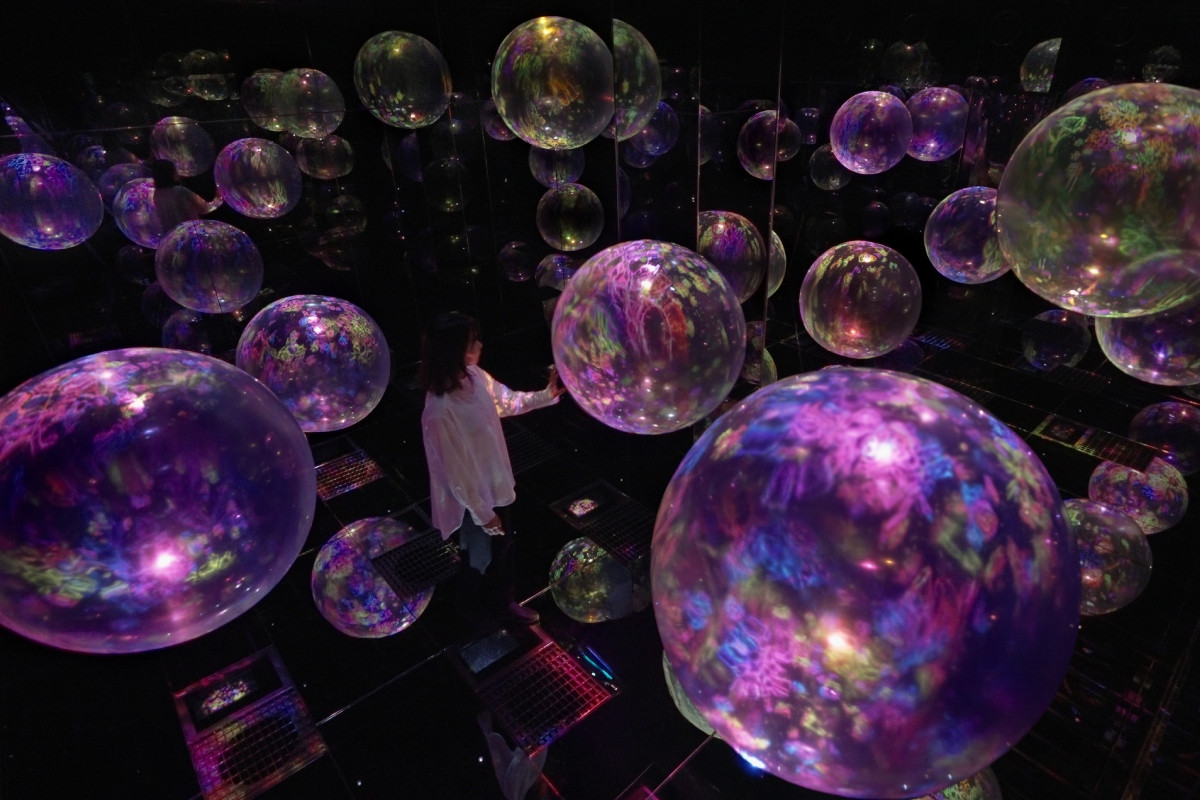 《Floating Cosmic Spheres/浮かぶ宇宙球体》。(圖片提供:teamLab Biovortex Kyoto, Kyoto © teamLab) 《Floating Cosmic Spheres/浮かぶ宇宙球体》。(圖片提供:teamLab Biovortex Kyoto, Kyoto © teamLab)
