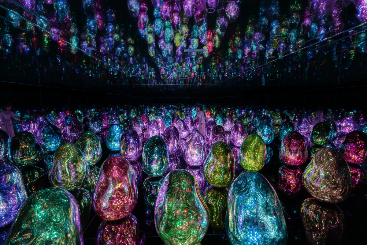 《Resonating Microcosms - Solidified Light/呼応する小宇宙 - 固形化された光》。(圖片提供:teamLab Biovortex Kyoto, Kyoto © teamLab) 《Resonating Microcosms - Solidified Light/呼応する小宇宙 - 固形化された光》。(圖片提供:teamLab Biovortex Kyoto, Kyoto © teamLab)