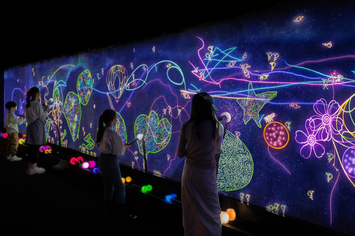 《A Window to the Universe where Little People Live/こびとが住まう宇宙の窓》。(圖片提供:teamLab Biovortex Kyoto, Kyoto © teamLab) 《A Window to the Universe where Little People Live/こびとが住まう宇宙の窓》。(圖片提供:teamLab Biovortex Kyoto, Kyoto © teamLab)