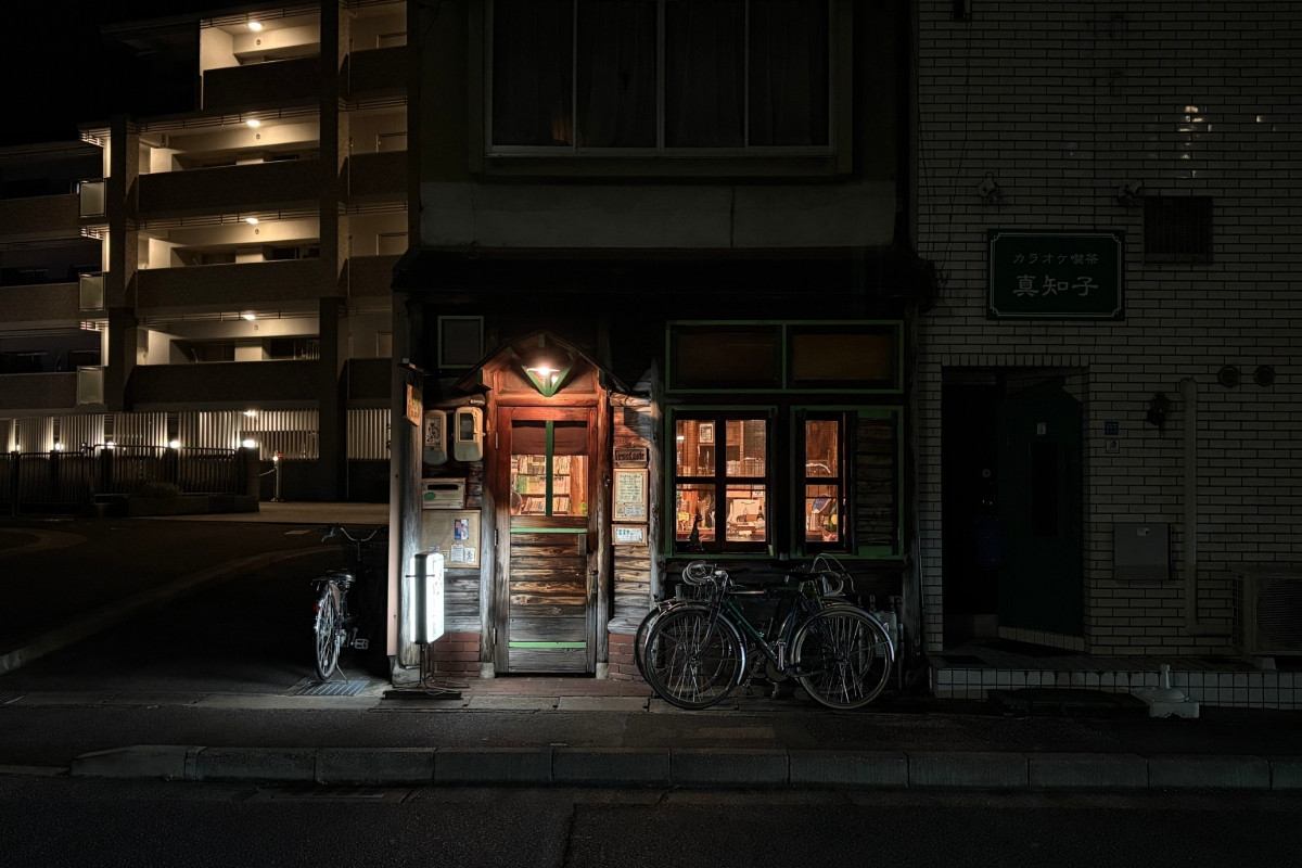 Wood Note座落街邊轉角,作為該區少數的深夜咖啡廳點亮夜路。(圖片提供:Ning Chi) Wood Note座落街邊轉角,作為該區少數的深夜咖啡廳點亮夜路。(圖片提供:Ning Chi)