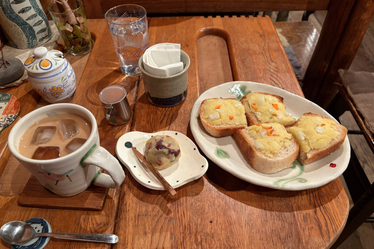 左起冰拿鐵+和菓子(和菓子套餐)、馬鈴薯烤土司。(圖片提供:Ning Chi) 左起冰拿鐵+和菓子(和菓子套餐)、馬鈴薯烤土司。(圖片提供:Ning Chi)