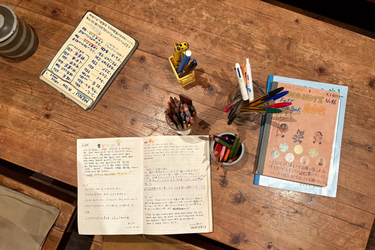 不僅交流手帳(中、右)承載各地旅客的筆跡,Wood Note的菜單(左)本身也是手寫。(圖片提供:Ning Chi) 不僅交流手帳(中、右)承載各地旅客的筆跡,Wood Note的菜單(左)本身也是手寫。(圖片提供:Ning Chi)