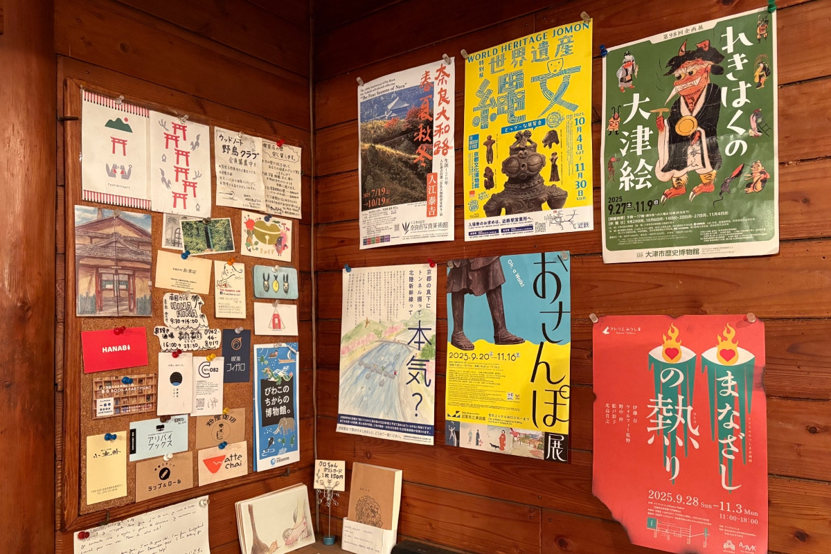 牆面同樣貼滿手繪風格文宣。(圖片提供:Ning Chi) 牆面同樣貼滿手繪風格文宣。(圖片提供:Ning Chi)