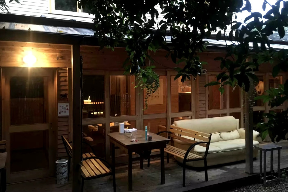 Kinta Dog Cafe座落兩層樓民宿「Ginkakuji Kinta」一樓,與自然為伍。(圖片來源:Ginkakuji Kinta Airbnb) Kinta Dog Cafe座落兩層樓民宿「Ginkakuji Kinta」一樓,與自然為伍。(圖片來源:Ginkakuji Kinta Airbnb)