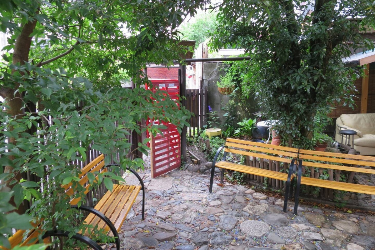 作為休閒、住宿複合場域,店家歡迎客人帶自家毛小孩來玩耍跑跳。(圖片來源:Ginkakuji Kinta Airbnb) 作為休閒、住宿複合場域,店家歡迎客人帶自家毛小孩來玩耍跑跳。(圖片來源:Ginkakuji Kinta Airbnb)