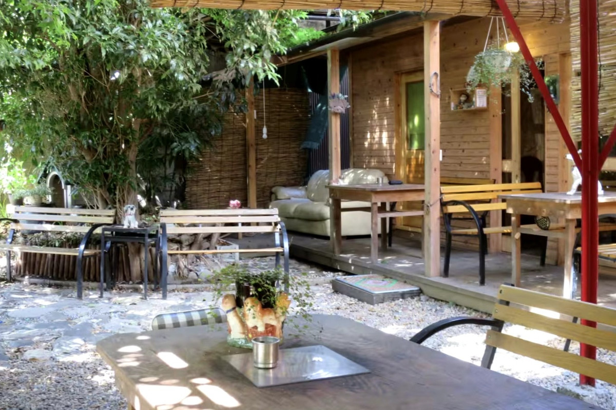 半室外座位有簾幕適度遮蔽,尤適合涼爽時節享受陽光。(圖片來源:Ginkakuji Kinta Airbnb) 半室外座位有簾幕適度遮蔽,尤適合涼爽時節享受陽光。(圖片來源:Ginkakuji Kinta Airbnb)