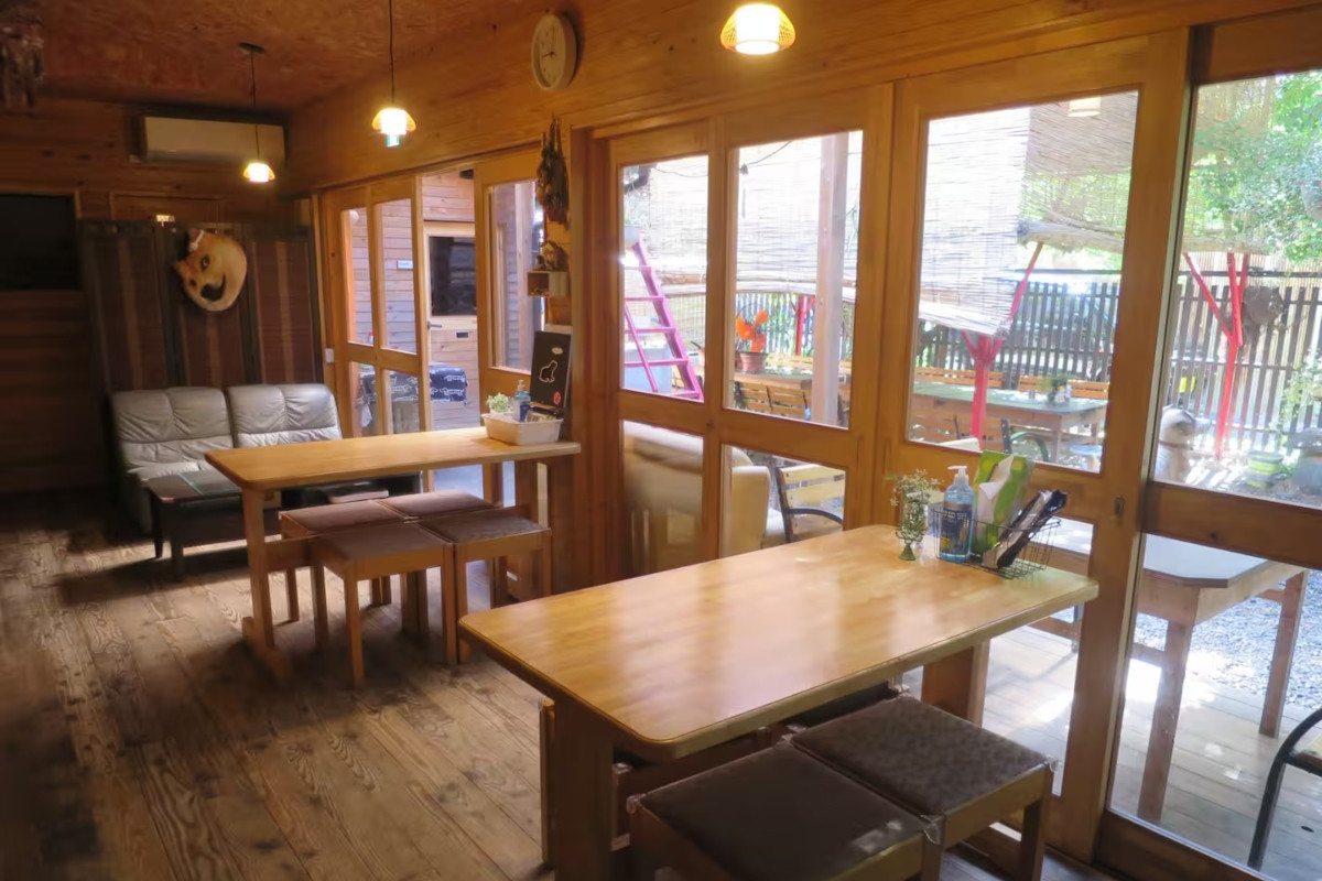 通透的落地門窗模糊室內外界線,室內裝潢和家具則延續室外設施,形塑近乎全木作的慵懶格調。(圖片來源:Ginkakuji Kinta Airbnb) 通透的落地門窗模糊室內外界線,室內裝潢和家具則延續室外設施,形塑近乎全木作的慵懶格調。(圖片來源:Ginkakuji Kinta Airbnb)