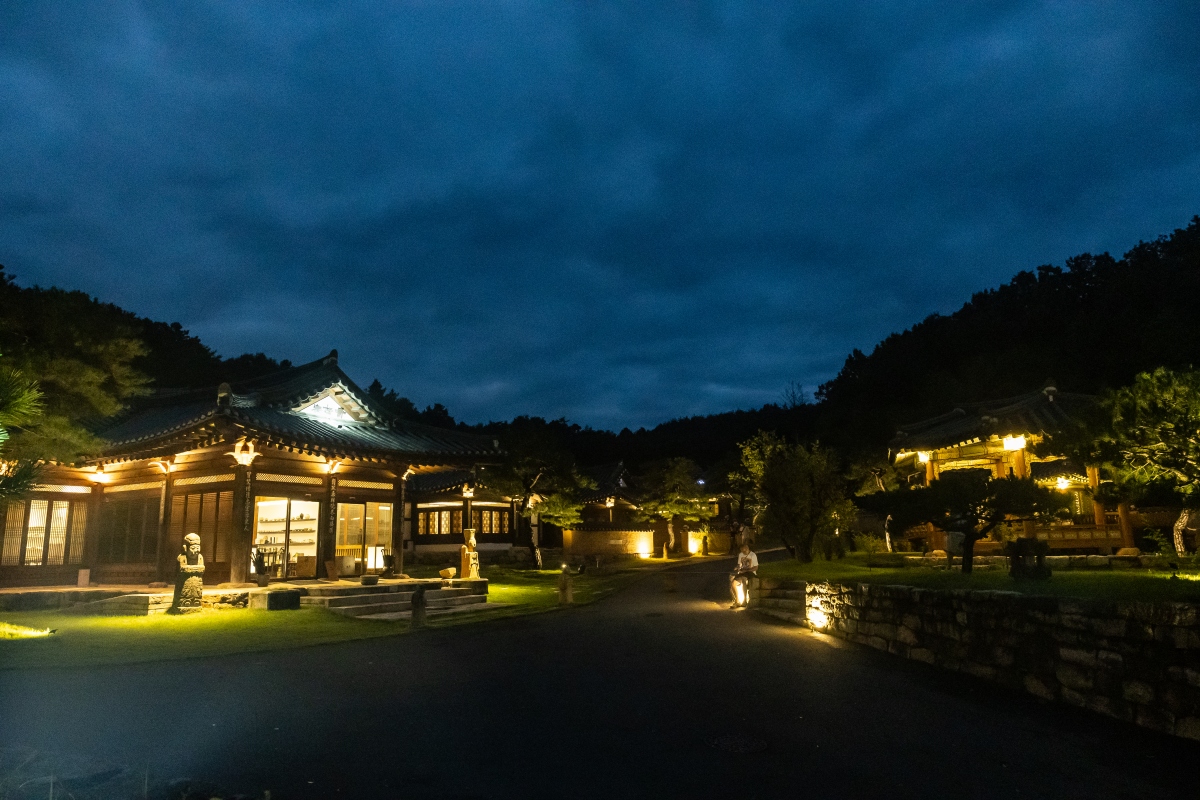 夜幕低垂,樂古齋也將展現出另一番風情。(圖片提供:Booking.com) 夜幕低垂,樂古齋也將展現出另一番風情。(圖片提供:Booking.com)