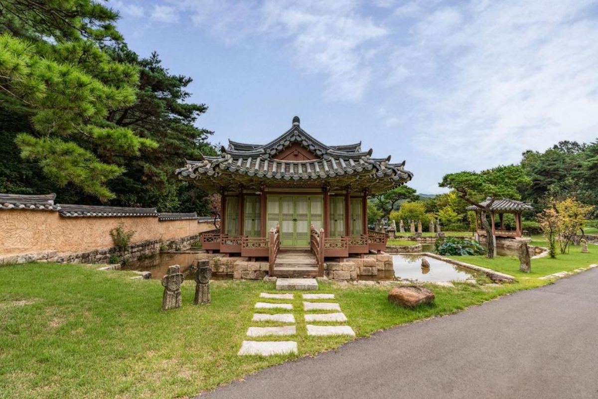 樂古齋甚至還融入了5棟借鑒「昌德宮」宮殿建築樣式的建築,以展現出韓國傳統建築中的另一種風貌。圖中為名為「芙蓉亭」的房間。(圖片提供:Booking.com) 樂古齋甚至還融入了5棟借鑒「昌德宮」宮殿建築樣式的建築,以展現出韓國傳統建築中的另一種風貌。圖中為名為「芙蓉亭」的房間。(圖片提供:Booking.com)